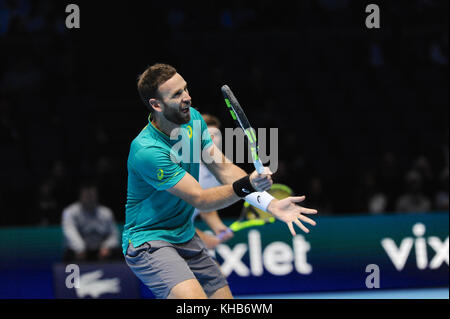 Ryan Harrison (USA), der im Doppel-Wettbewerb im Nitto ATP Finals in der O2 Arena in London, Großbritannien, antritt. Die Association of Tennis Professionals (ATP) Finals sind die Meisterschaften am Saisonende und bieten die besten 16 Doppel-Paare sowie einen Einzelwettbewerb. Das Turnier ist nach den vier Grand Slam Turnieren die zweithöchste Spielklasse der Herren-Tennisturniere. Peter Fleming und John McEnroe halten mit sieben Siegen den Rekord für die meisten Doppel-Titel. Die Veranstaltung zieht mehr als eine Viertelmillion Zuschauer an und generiert eine weltweite TV-Zuschauerzahl von mehr als 100 Millionen. Stockfoto