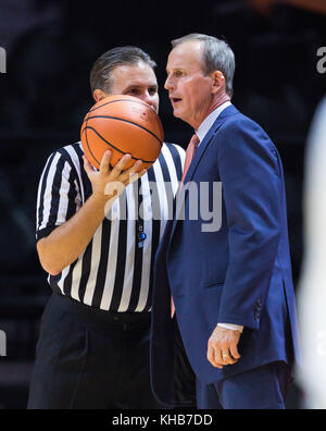 Universität von Tennessee, Tennessee, 14. November 2017: Head Coach Rick Barnes der Tennessee Volunteers verleiht, mit einem offiziellen während der NCAA Basketball Spiel zwischen der Universität von Tennessee Volunteers und die High Point University Leoparden in Thompson Boling Arena in Knoxville TN Tim Gangloff/CSM Stockfoto