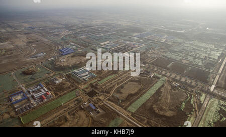 Peking, Peking, China. 15 Nov, 2017 Peking, China, 14. November 2017: (redaktionelle Verwendung. China). Die xiong" einen neuen Bereich machte eine scharfe ändern, nachdem China im April bekannt gegeben, dass Sie die xiong" ein neuer Bereich in der Provinz Hebei, als Teil der Maßnahmen der koordinierten Entwicklung der Beijing - Tianjin vorzurücken - hebei Region etablieren würde. Dies ist ein weiterer neuer Bereich von nationaler Bedeutung nach der Sonderwirtschaftszone Shenzhen und Shanghai Pudong New Area, entsprechend einem Rundschreiben, die von der Kommunistischen Partei Chinas (CPC) des Zentralkomitees und der Staatsrat. (Credit im Stockfoto