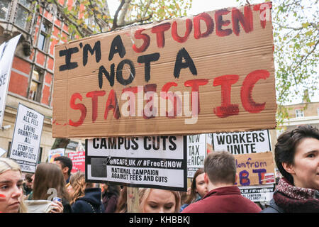 London, Großbritannien. 15 Nov, 2017 Studenten der Universität von London anspruchsvollere gegen Studiengebuehren und Verschuldung protestiert. Studiengebühren wurden erstmals im Jahr 1998 unter einer Labour-Regierung im Vereinigten Königreich eingeführt als Mittel zur Finanzierung von Studiengebühren zu Undergraduate und Postgraduate Certificate Studierende an Universitäten, mit Studenten, bis zu 1.000 pro Jahr für Gebührengutschrift €: Amer ghazzal/alamy leben Nachrichten Stockfoto