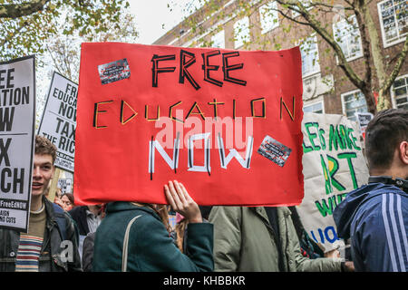 London, Großbritannien. 15 Nov, 2017 Studenten der Universität von London anspruchsvollere gegen Studiengebuehren und Verschuldung protestiert. Studiengebühren wurden erstmals im Jahr 1998 unter einer Labour-Regierung im Vereinigten Königreich eingeführt als Mittel zur Finanzierung von Studiengebühren zu Undergraduate und Postgraduate Certificate Studierende an Universitäten, mit Studenten, bis zu 1.000 pro Jahr für Gebührengutschrift €: Amer ghazzal/alamy leben Nachrichten Stockfoto