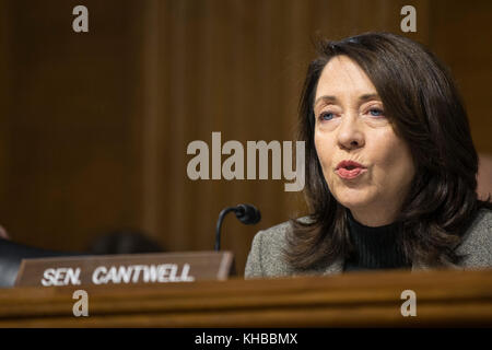 Washington DC, USA. Nov. 2017. US-Senatorin Maria Cantwell, Demokratin Washingtons, stellt bei einer Anhörung vor dem Energie- und Naturressourcenkomitee des US-Senats eine Frage, um die Bemühungen zur Erholung der Hurrikane in Puerto Rico und den amerikanischen Jungferninseln auf dem Kapitol in Washington, DC am 14. November 2017 zu prüfen. Kredit: MediaPunch Inc/Alamy Live News Stockfoto