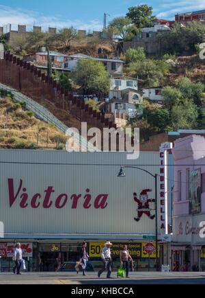 Nogales, Arizona, USA. November 2017. Die Stadt Nogales in Arizona und im Hintergrund die Grenzmauer und Häuser auf der mexikanischen Seite der Stadt. Nach Angaben des US-Zoll- und Grenzschutzes gibt es im Jahr 2009 mindestens 580 km physische Barrieren, um die Vereinigten Staaten von Mexiko zu trennen. Die Trump-Regierung will die Schranken so ausweiten, dass sie die gesamten 1989 Meilen der Grenze zwischen den beiden Ländern abdecken. Quelle: Dimitrios Manis/SOPA/ZUMA Wire/Alamy Live News Stockfoto