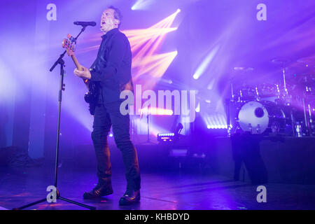 Bexhill-On-Sea, Großbritannien. 15 Nov, 2017. Andy McCluskey aus orchestralen Manöver in der Dunkelheit, bei De La Warr Pavilion, England. Credit: Jason Richardson/Alamy leben Nachrichten Stockfoto