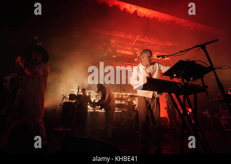 London, Großbritannien. 15 Nov, 2017. jungle live auf der Bühne des elektrischen Brixton, London. foto Datum: Mittwoch, 15. November 2017. Quelle: Roger Garfield/alamy leben Nachrichten Stockfoto