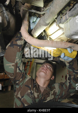 Nogales, Arizona, USA. Juli 2006. Arizona Army National Guard Sgt. Michael Valencia ersetzt eine Ölpumpe an einem Grenzschutzfahrzeug im Bahnhof Nogales in Nogales, Arizona, 5. Juli 2006. Arizona hat 300 Mitglieder in Unterstützungsjobs mit der Grenzpatrouille als Teil der Operation Jump Start entsandt. Das Programm wird schließlich 6,000 Nationalgardisten entsenden, damit sich Grenzagenten auf Patrouillenaufgaben konzentrieren können. Kredit: Rick D'Elia/ZUMA Wire/Alamy Live News Stockfoto