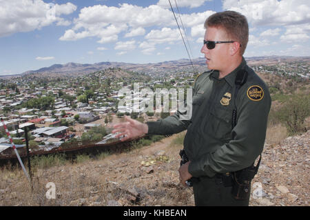 Nogales, Arizona, USA. Juli 2006. Sean King, Informationsoffizier der Grenzpolizei, steht an der Grenze zu Mexiko an der Grenze zu Nogales, Arizona, und spricht über die Herausforderungen der Grenzpatrouille und die Rolle, die die Nationalgarde der Armee bei der Unterstützung von Agenten in der Operation Jump Start, 5. Juli 2006 spielt. Kredit: Rick D'Elia/ZUMA Wire/Alamy Live News Stockfoto