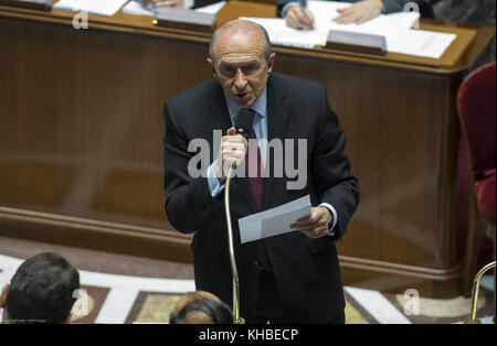 Paris, Frankreich. 15 Nov, 2017 Der französische Innenminister Gerard Collomb gesehen die Teilnahme an einer Sitzung der Fragen zur Regierung in der Nationalversammlung. Credit: Thierry Le fouille/Sopa/zuma Draht/alamy leben Nachrichten Stockfoto