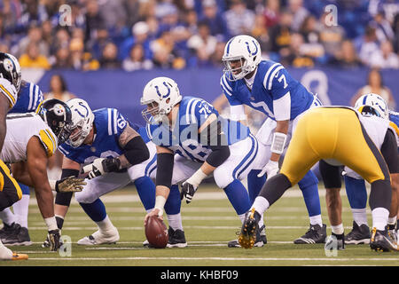 Indianapolis, Indiana, USA. 12 Nov, 2017. November 12th, 2017 - Indianapolis, Indiana, USA - Indianapolis Colts center Ryan Kelly (78) vorbereiten Zum snap den Ball während der NFL Football Spiel zwischen den Pittsburgh Steelers und die Indianapolis Colts im Lucas Oil Stadium. Quelle: Adam Lacy/ZUMA Draht/Alamy leben Nachrichten Stockfoto