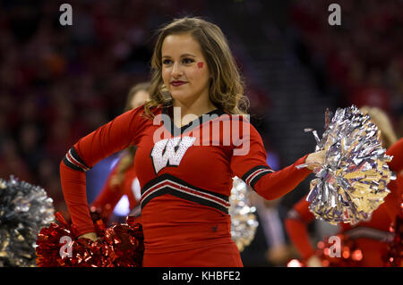 Madison, WI, USA. 12 Nov, 2017. Wisconsin dance Team Mitglied unterhält das Publikum während der NCAA Basketball Spiel zwischen der Yale Bulldogs und die Wisconsin Badgers in der Kohl Center in Madison, WI. Wisconsin besiegt Yale 89-61. John Fisher/CSM/Alamy leben Nachrichten Stockfoto
