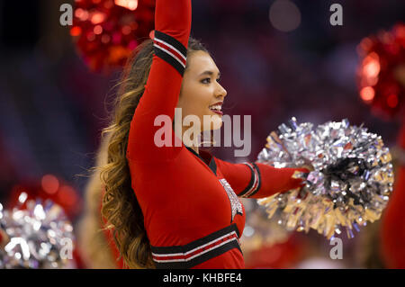 Madison, WI, USA. 12 Nov, 2017. Wisconsin dance Team Mitglied unterhält das Publikum während der NCAA Basketball Spiel zwischen der Yale Bulldogs und die Wisconsin Badgers in der Kohl Center in Madison, WI. Wisconsin besiegt Yale 89-61. John Fisher/CSM/Alamy leben Nachrichten Stockfoto
