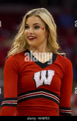 Madison, WI, USA. 12 Nov, 2017. Wisconsin dance Team Mitglied unterhält das Publikum während der NCAA Basketball Spiel zwischen der Yale Bulldogs und die Wisconsin Badgers in der Kohl Center in Madison, WI. Wisconsin besiegt Yale 89-61. John Fisher/CSM/Alamy leben Nachrichten Stockfoto