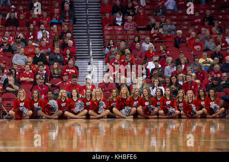 Madison, WI, USA. 12 Nov, 2017. Wisconsin dance Team Mitglieder unterhält das Publikum während der NCAA Basketball Spiel zwischen der Yale Bulldogs und die Wisconsin Badgers in der Kohl Center in Madison, WI. Wisconsin besiegt Yale 89-61. John Fisher/CSM/Alamy leben Nachrichten Stockfoto