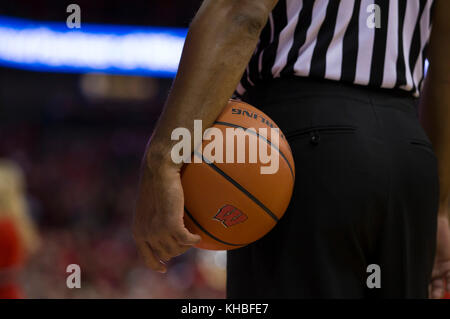 Madison, WI, USA. 12 Nov, 2017. Während der NCAA Basketball Spiel zwischen der Yale Bulldogs und die Wisconsin Badgers in der Kohl Center in Madison, WI. Wisconsin besiegt Yale 89-61. John Fisher/CSM/Alamy leben Nachrichten Stockfoto