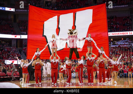 Madison, WI, USA. 12 Nov, 2017. Wisconsin Cheerleadern unterhält das Publikum während der NCAA Basketball Spiel zwischen der Yale Bulldogs und die Wisconsin Badgers in der Kohl Center in Madison, WI. Wisconsin besiegt Yale 89-61. John Fisher/CSM/Alamy leben Nachrichten Stockfoto