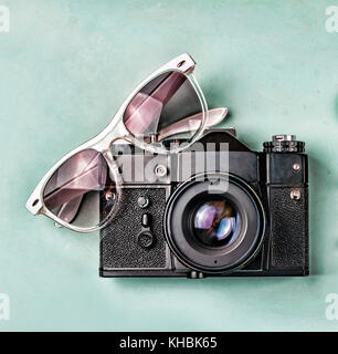 Alte Kamera, Sonnenbrille, alten Kompass und Seesterne auf einem blauen Hintergrund. Das Konzept: Reise, Urlaub, aktive Freizeitgestaltung, Seereisen. Stockfoto