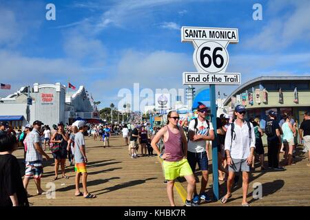 Santa Monica, CA, USA - 27. Juli 2017: Route 66 Ende Zeichen auf der Santa Monica Pier in Santa Monica, Kalifornien. Stockfoto