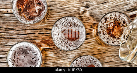 Bier zapfen. Blick von oben. closeup Holz- Hintergrund Stockfoto