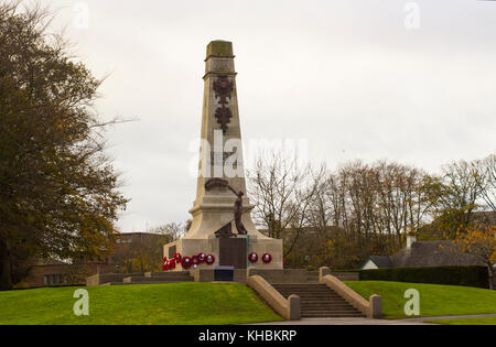 Das Ehrenmal und einem erfassten deutschen U Boot Deck gun in Bangor die Station Park auf einen trüben Morgen im County Down in Nordirland Stockfoto