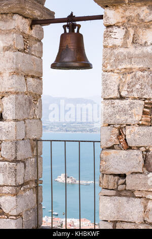 Nahaufnahme der Glocke auf der mittelalterlichen Festung Palamidi, Nafplio, Griechenland Stockfoto