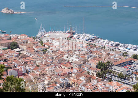 Panoramablick auf die Stadt Nafplio von Burg Palamidi gesehen, Griechenland Stockfoto