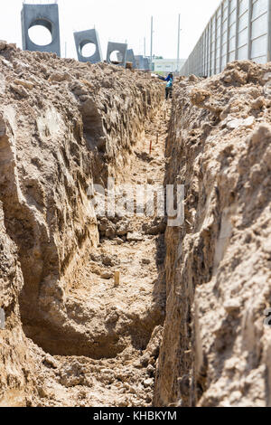 Graben, Graben gegraben durch Bagger für das Ablassen von Regenwasser system Stockfoto