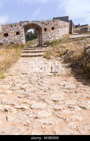 Stone Gate und Straße, mittelalterliche Festung Palamidi in Nafplio, Griechenland Stockfoto