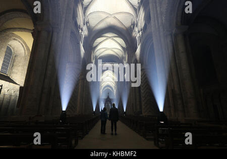 Eine Probe des Lumiere Durham Lichtfestivals in der Kathedrale von Durham, das von der Kunstorganisation Artischoke produziert wurde und vom 16. Bis 19. November stattfindet. Stockfoto