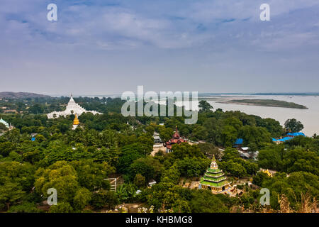 Einen malerischen Blick auf die Hsinbyume Pagode und Irrawaddy Fluss von der Mingun Stupa, Mandalay, Myanmar Stockfoto