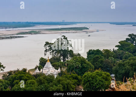 Mit Blick auf den Irrawaddy Fluss von der Mingun Stupa, Mandalay, Myanmar Stockfoto