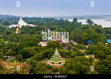 Einen malerischen Blick auf die Hsinbyume Pagode und Irrawaddy Fluss von der Mingun Stupa, Mandalay, Myanmar Stockfoto