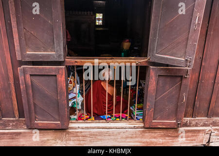 Ein Mönch Lehrer, Bagaya-Kloster, Amarapura, Myanmar Stockfoto