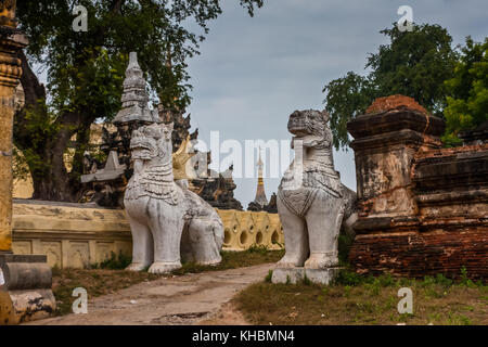 Der Eingang zum mahar Aung Mye Bon San Kloster, Inn Wa, Myanmar Stockfoto