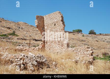 Verfallenen alten Steinmauern in emborio auf der griechischen Insel Chalki. Stockfoto