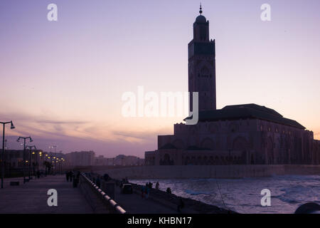 Casablanca, Marokko - November 7, 2017: Blick auf die Hassan-II.-Moschee aus dem Spaziergang Gasse am Sonnenuntergang Stockfoto