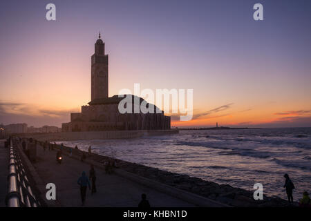 Casablanca, Marokko - November 7, 2017: Blick auf die Hassan-II.-Moschee aus dem Spaziergang Gasse am Sonnenuntergang Stockfoto