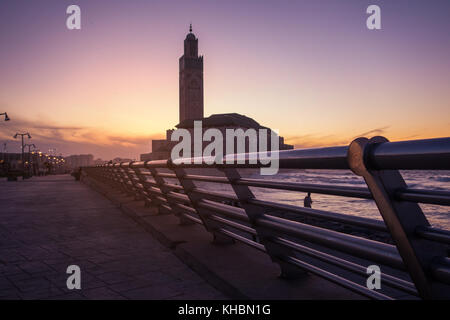 Casablanca, Marokko - November 7, 2017: Blick auf die Hassan-II.-Moschee aus dem Spaziergang Gasse am Sonnenuntergang Stockfoto