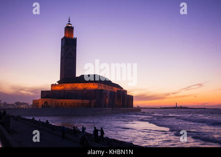 Casablanca, Marokko - November 7, 2017: Blick auf die Hassan-II.-Moschee aus dem Spaziergang Gasse am Sonnenuntergang Stockfoto