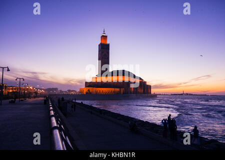 Casablanca, Marokko - November 7, 2017: Blick auf die Hassan-II.-Moschee aus dem Spaziergang Gasse am Sonnenuntergang Stockfoto