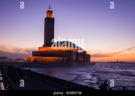 Casablanca, Marokko - November 7, 2017: Blick auf die Hassan-II.-Moschee aus dem Spaziergang Gasse am Sonnenuntergang Stockfoto