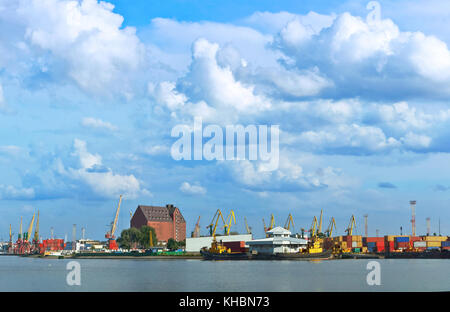 Hafenmobilkran, Hafenkran, marine Be- und Entladen Logistics Terminal Port Stockfoto