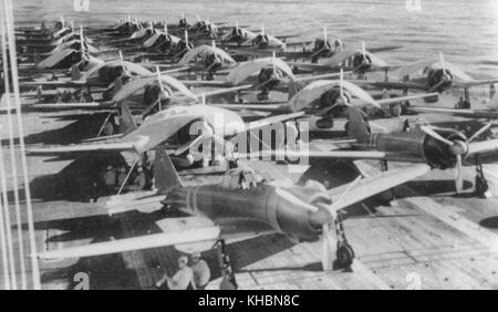 Flugzeuge sind für einen Morgen sortie auf der Kaiserlichen Japanischen Marine Flugzeugträger Zuikaku, östlich der Salomonen, am 5. Mai 1942 vorbereitet. Am 7. und 8. Mai den Träger wurde im Austausch von Luftangriffen mit United States Navy Luftfahrtunternehmen während der Schlacht um die Coral Sea. Stockfoto