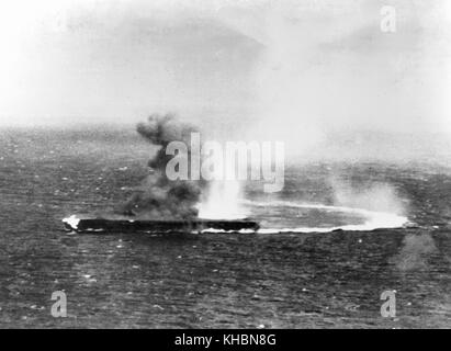 Japanische Flugzeugträger Shokaku unter tauchen Bombenangriffe durch die USS Yorktown (CV-5) Flugzeuge, am Morgen des 8. Mai 1942. Flammen sind sichtbar von einer Bombe getroffen auf dem Vorschiff. Stockfoto