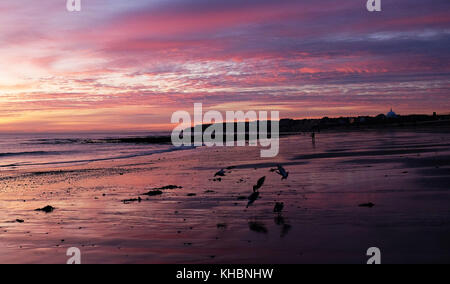 Die Sonne geht über Whitley Bay in Northumberland auf. Stockfoto