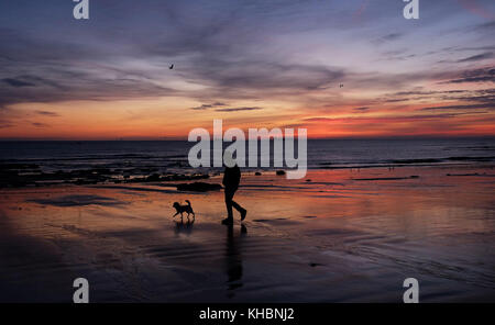 Die Sonne geht über Whitley Bay in Northumberland auf. Stockfoto