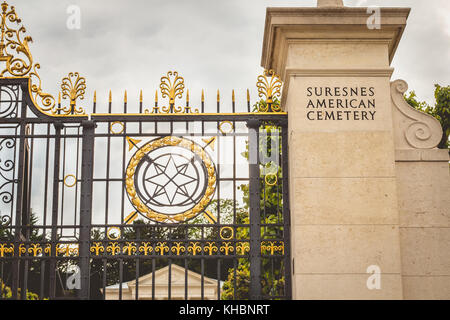 SURESNES, FRANKREICH - 2. Mai 2017: Eintritt in den amerikanischen Militärfriedhof Suresnes mit seinem schmiedeeisernen Tor und seiner Vergoldung in der Nähe von Paris, Frankreich Stockfoto