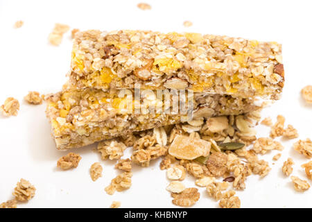 Müsli Energy Bars mit Nüssen und Trockenfrüchte, auf weißem Hintergrund. Stockfoto