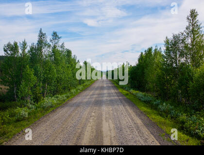 Ein einsamer scheinbar endlose Straße in der Mitte von Nirgendwo Nordschweden. Stockfoto