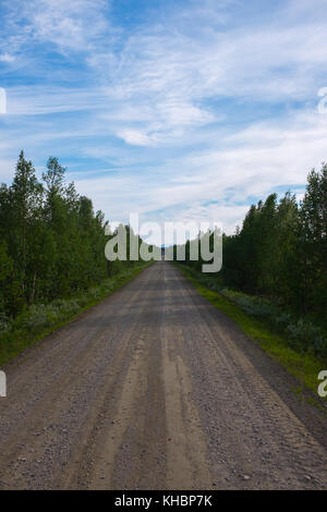 Ein einsamer scheinbar endlose Straße in der Mitte von Nirgendwo Nordschweden. Stockfoto