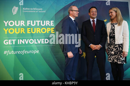 An Taoiseach Leo Varadkar (Zentrum) mit Minister für auswärtige Angelegenheiten und Handel Simon Coveney und Staatsministerin für europäische Angelegenheiten Helen McEntee anlässlich der Eröffnung eines nationalen Gesprächs über die Zukunft Europas in der Wissenschaftsgalerie in Dublin. Stockfoto